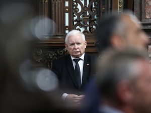 Dantejskie sceny na Wawelu. Demonstranci próbowali rzucić się na samochód Jarosława Kaczyńskiego