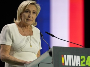 Francuski wielki biznes na gwałt szuka kontaktu z Frontem Narodowym Le Pen