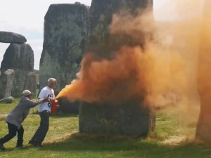 Ekoaktywiści oblali farbą Stonehenge. Jest nagranie