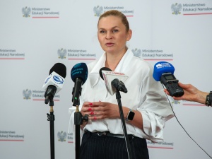 Minister Nowacka domaga się uregulowania przysposabiania dzieci przez pary homoseksualne 