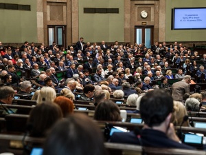 [sondaż] Niewielka przewaga KO nad PiS, największym partiom rośnie konkurent
