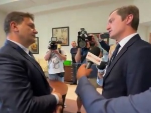 „Bez komentarza”. Zdenerwowany prokurator w siedzibie KRS unika pytań posłów prowadzących interwencję poselską