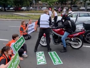Aktywiści znów blokowali warszawskie ulice. Kierowcy stracili cierpliwość [WIDEO]