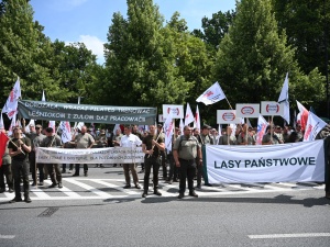 Protest leśników w Warszawie. „Lasy nie mają w Polsce zgnić, lasy mają Polakom służyć!”