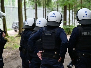Nie wpuścił posłanek KO do strefy buforowej. Policjant usłyszał zarzuty. „Zrobiłbym to jeszcze raz”