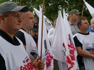 „Jedyny pomysł pracodawcy na ratowanie spółki – 30 proc. załogi na bruk”. Akcja protestacyjna pracowników PKP Cargo w Katowicach