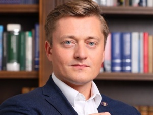 Mec. Lewandowski: Zaczynają się ataki na sędzię, która uznała immunitet Romanowskiego