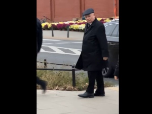 Znany muzyk z ukrycia nagrał Jarosława Kaczyńskiego na Powązkach