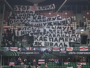 Legia Warszawa – Dynamo Mińsk. Ochrona zabrała kibicom z Białorusi transparenty uderzające w Łukaszenkę