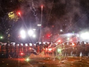 Protesty w Gruzji. W stronę policji odpalono fajerwerki