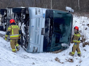 Wypadek autokaru w Ustrzykach Górnych. Wielu poszkodowanych