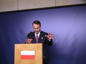 Będzie inwazja na Węgry? Internauci śmieją się z Radosława Sikorskiego