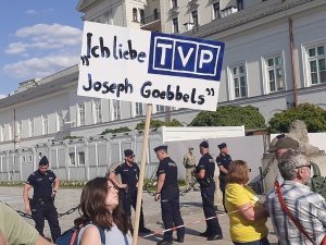 Kompromitacja neo-TVP. Londyński korespondent nadawał z Kępna?