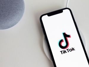 Musk kupi TikToka? Sensacyjne doniesienia
