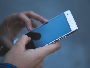 Koniec z telefonami w szkołach. Kolejny kraj zdecydował 