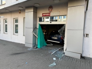 Pijany Gruzin wjechał samochodem w komisariat 