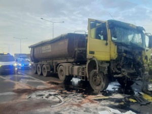 Zderzenie ciężarówek pod Warszawą. Gigantyczny korek na dojeździe do stolicy