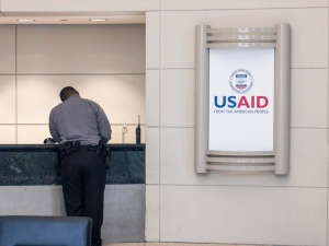 Grupa demokratów usiłowała wejść do siedziby USAID – amerykańskiej agencji finansującej organizacje na całym świecie 