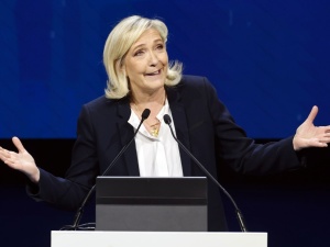 Marine Le Pen chce referendum ws. prawa ziemi