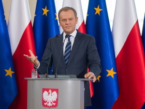 Donald Tusk pominięty przez prezydenta Francji. Komentarze