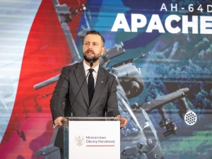 Szef MON podpisał umowę na leasing od USA śmigłowców Apache