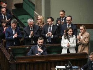 PiS i Konfederacja nie poparły uchwały Sejmu dot. zrzeczenia się suwerenności Polski w zakresie własnej obronności