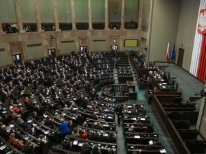 Gorące komentarze po uchwale Sejmu ws. zrzeczenia się przez Polskę suwerenności nad obronnością: Targowica