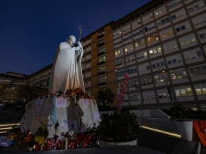 Abp Gallagher: Komunia pomiędzy nami i nasza chóralna modlitwa dociera do naszego Ojca Świętego 