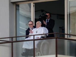Franciszek z balkonu Kliniki Gemelli: dziękuję!