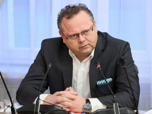 Wiceszef MSZ i problem z alkoholem. Czy informacje z klauzulą ściśle tajne są bezpieczne?
