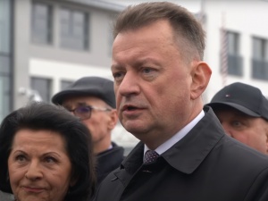 Domagamy się tego od Hołowni i Tuska. Mariusz Błaszczak o uchwale ws. paktu migracyjnego