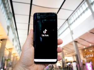 Czy TikTok trafi w ręce Amazona? Biały Dom analizuje inne opcje