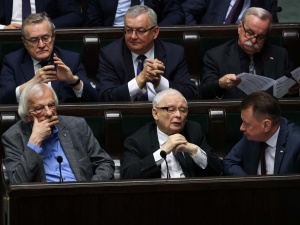 Jarosław Kaczyński i Iwona Arent z PiS stracą połowę uposażenia na trzy miesiące
