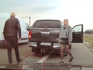 Agresja na S7 i szokujący gest policjantki. Sieć obiegło nagranie