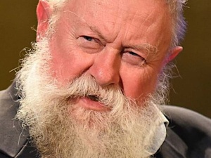 Prof. Jerzy Bralczyk miał wypadek samochodowy. Trafił do szpitala