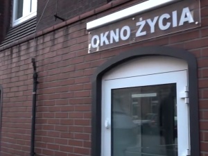 Dwulatek w oknie życia. Sprawą zajęła się prokuratura