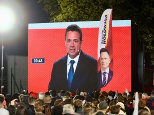 Karol Nawrocki wręczył Rafałowi Trzaskowskiemu tęczową flagę. Zaskakująca reakcja kandydata KO
