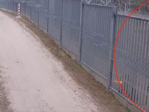 Białoruski funkcjonariusz rzucał kamieniami w polskich pograniczników. Jest nagranie
