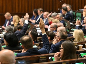 Najnowszy sondaż partyjny. PiS mocno odrabia straty do KO