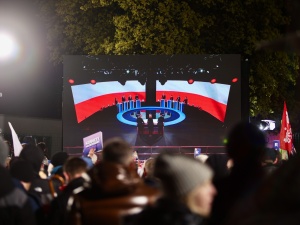 Teatr absurdu i błąd Trzaskowskiego. Politico o debatach prezydenckich w Końskich