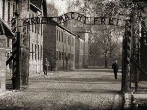 Skandal w Auschwitz. Młodzi Niemcy pokazali gest białej siły