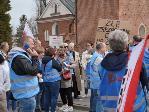 Przed Starostwem Powiatowym w Przasnyszu pikietowała mazowiecka Solidarność