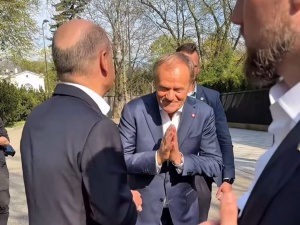 Scholz przyjechał pożegnać się z Tuskiem. Burza w sieci po zachowaniu premiera