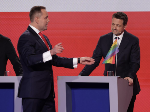 Wyborcza żąda usunięcia grafiki AI. Powód? Przypomina zdjęcie Trzaskowskiego na paradzie LGBT  