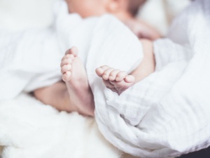 Noworodek znaleziony w reklamówce miał we krwi amfetaminę. Najnowsze informacje
