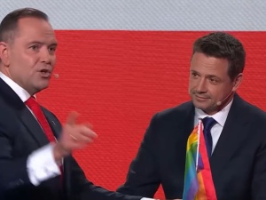 Trzaskowski schował tęczową flagę, Polacy ocenili ten gest. Sondaż