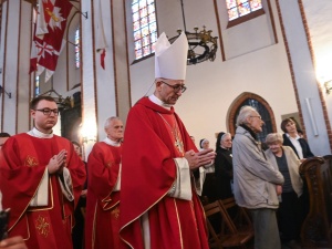 Liturgia Męki Pańskiej. Abp Galbas: powierzmy Ukrzyżowanemu nasze boleści
