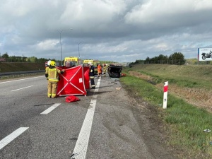 Na A2 dachował samochód. Nie żyje mężczyzna, troje dzieci w szpitalu