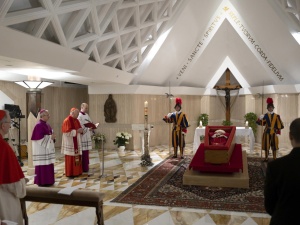 Ciało papieża Franciszka w kaplicy Domu Świętej Marty. Opublikowano nagranie