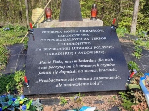 Podmieniono tablicę na pomniku UPA w Monasterzu. Polski minister: To akt wandalizmu